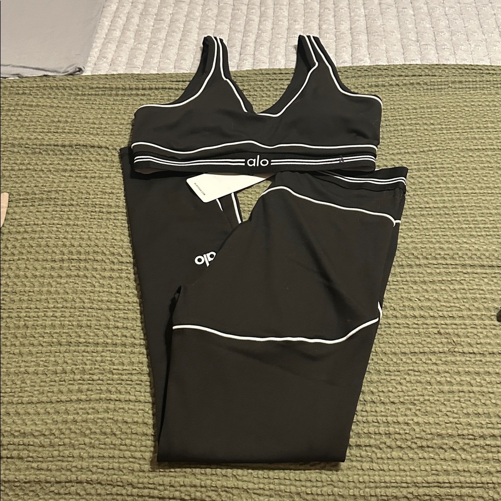 ALO Yoga Charcoal Sports Bra and Leggings Set - Picture 2 of 2